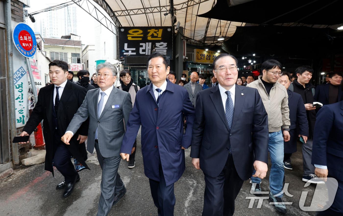 본문 이미지 - 정청래 더불어민주당 대표가 6일 전남 영광군 영광터미널 시장을 이개호 의원과 함께 방문하고 있다. 2026.3.6 ⓒ 뉴스1 김태성 기자