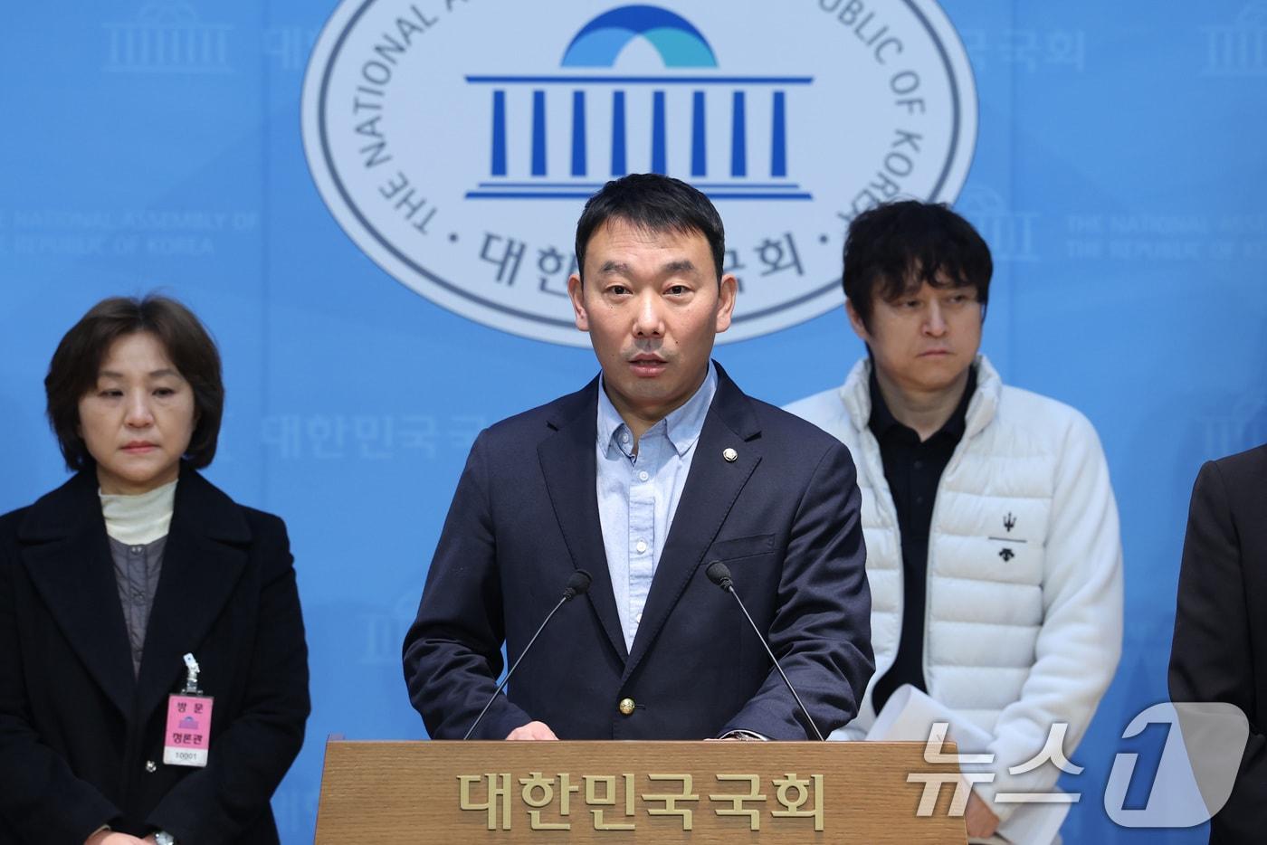 본문 이미지 - 김용민 더불어민주당 의원이 6일 서울 여의도 국회 소통관에서 열린 검찰 개혁 관련 당원 단체 기자회견에서 발언하고 있다. 2026.3.6 ⓒ 뉴스1 신웅수 기자