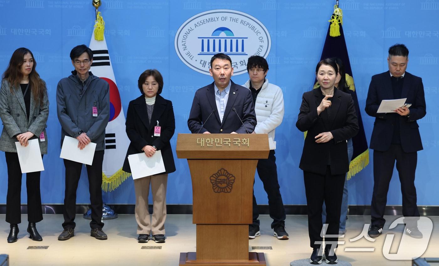 본문 이미지 - 김용민 더불어민주당 의원이 6일 서울 여의도 국회 소통관에서 열린 검찰 개혁 관련 당원 단체 기자회견에서 발언하고 있다. 2026.3.6 ⓒ 뉴스1 신웅수 기자