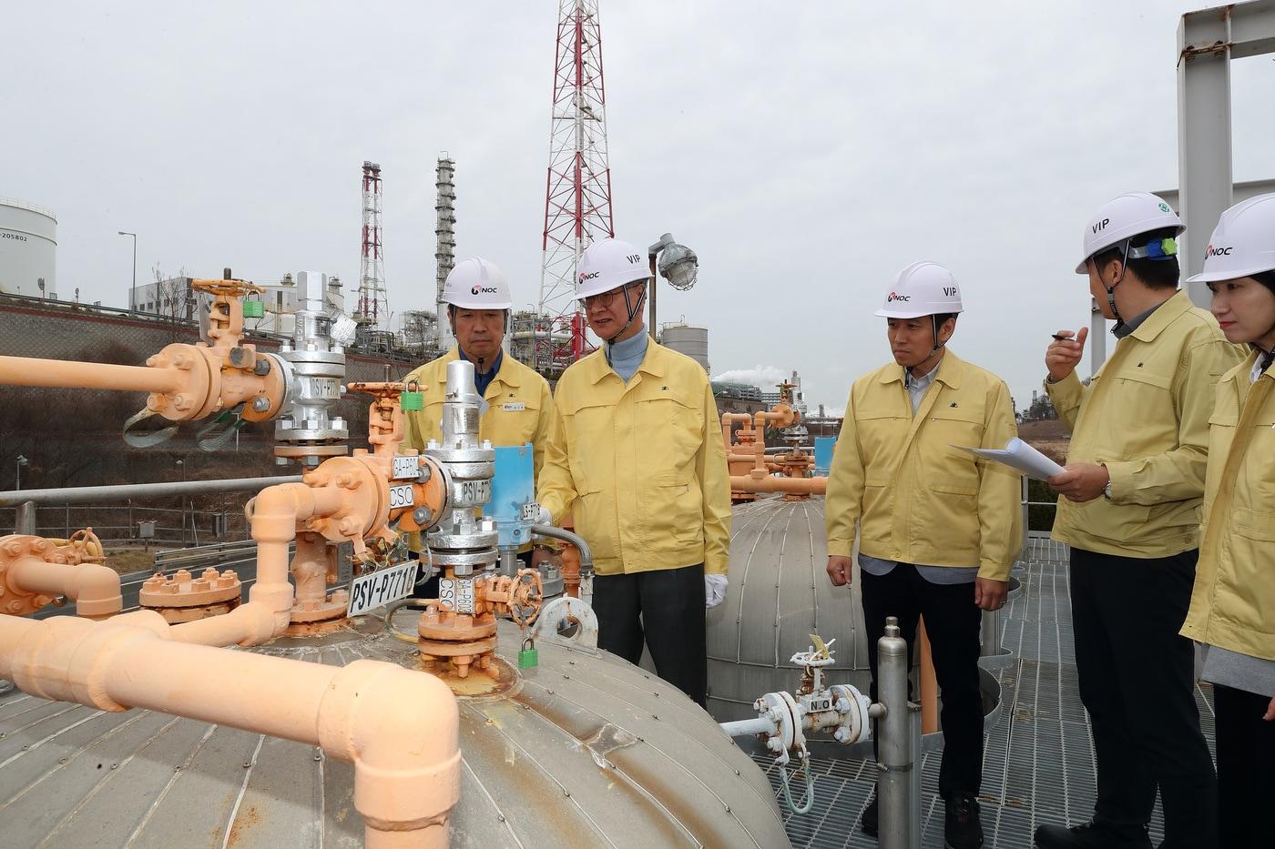 본문 이미지 - 손주석 한국석유공사 사장(왼쪽에서 두번째)이 6일 울산 석유비축기지 현장을 방문하여 석유수급 위기상황에 대비한 비축유 방출 대비 태세를 점검하고 있다. (한국석유공사 제공. 재판매 및 DB금지) 2026.3.6 /뉴스1