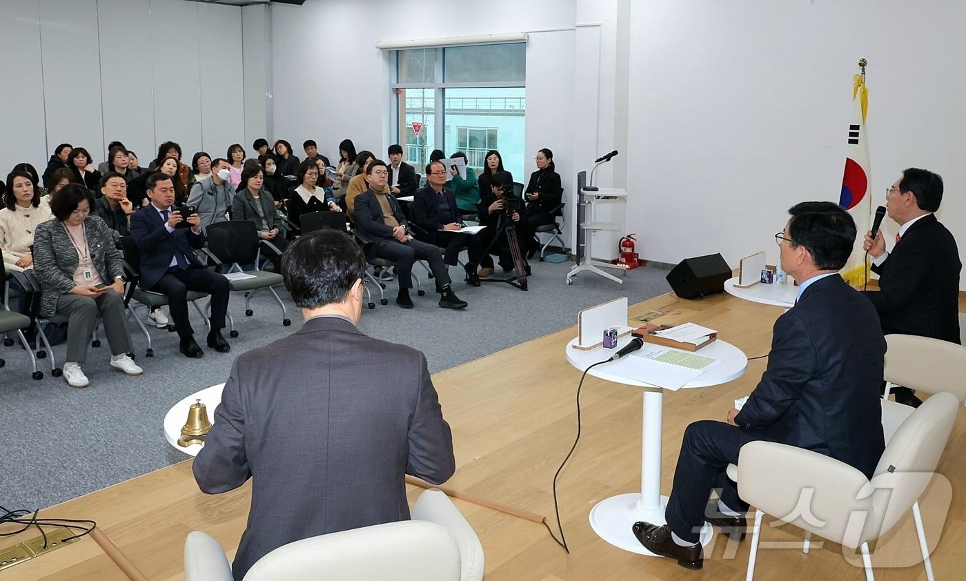 본문 이미지 - 충북 괴산군과 충북교육청은 6일 괴산군립도서관 다목적홀에서 송인헌 군수와 윤건영 충북교육감, 학부모 30여 명이 참석한 가운데 교육 발전 간담회를 열었다.(괴산군 제공. 재판매 및 DB금지)