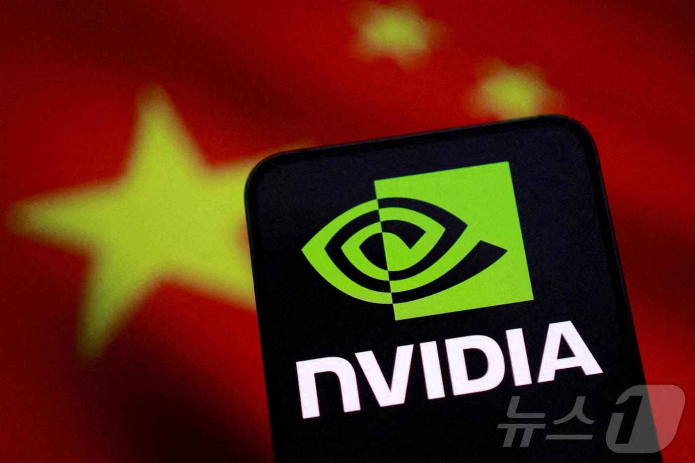 본문 이미지 - 중국 오성홍기를 배경으로 한 엔비디아 로고 일러스트. 2025.08.27 ⓒ 로이터=뉴스1