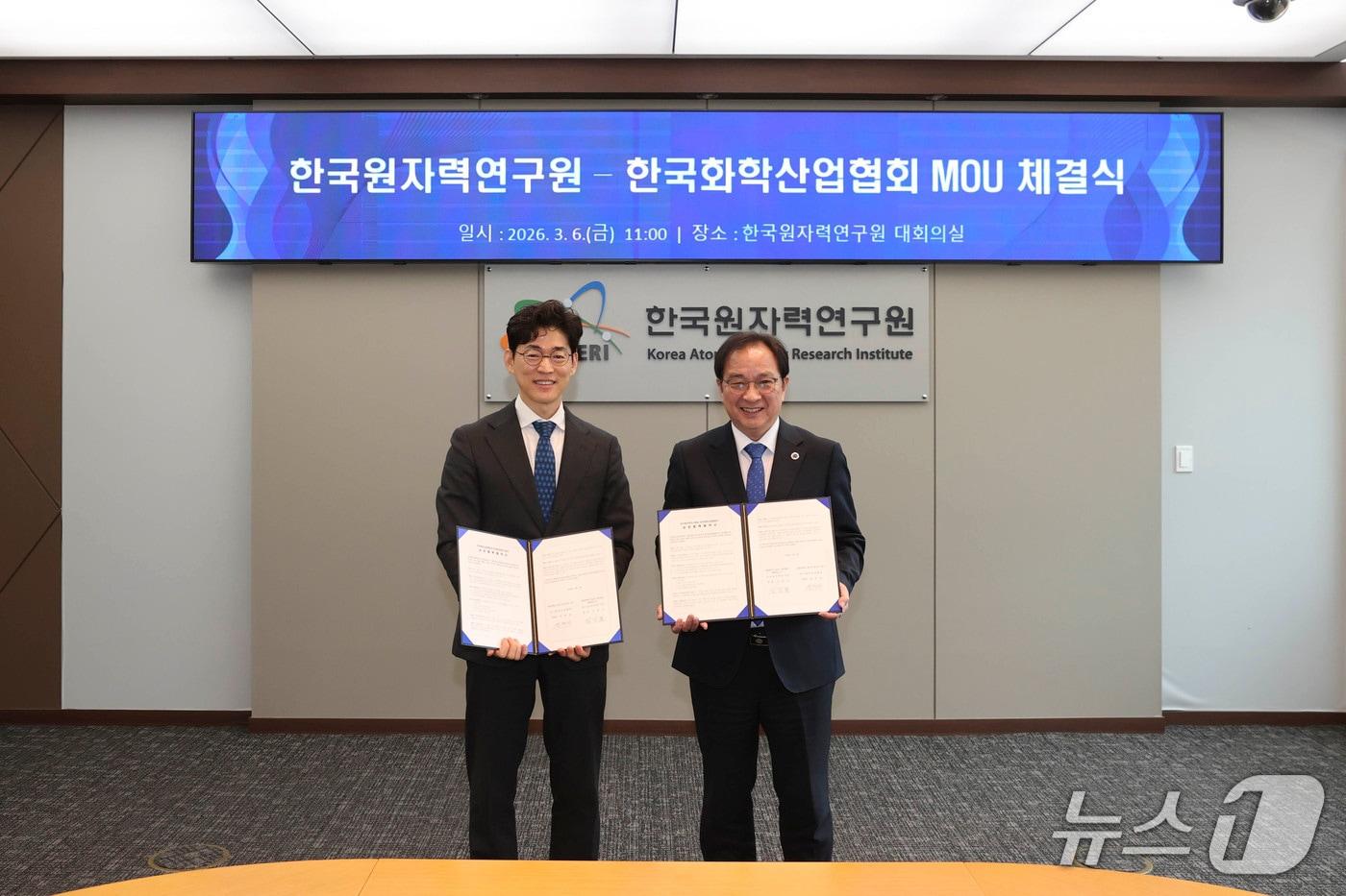 본문 이미지 - 임인철 한국원자력연구원 부원장(오른쪽)과 엄찬왕 한국화학산업협회 부회장이 6일 석유화학 산업 열에너지 탄소중립 실현을 위한 고온가스로 활용 기술협력 업무협약을 체결하고 협약서를 들어보이고 있다.(원자력연 제공) /뉴스1