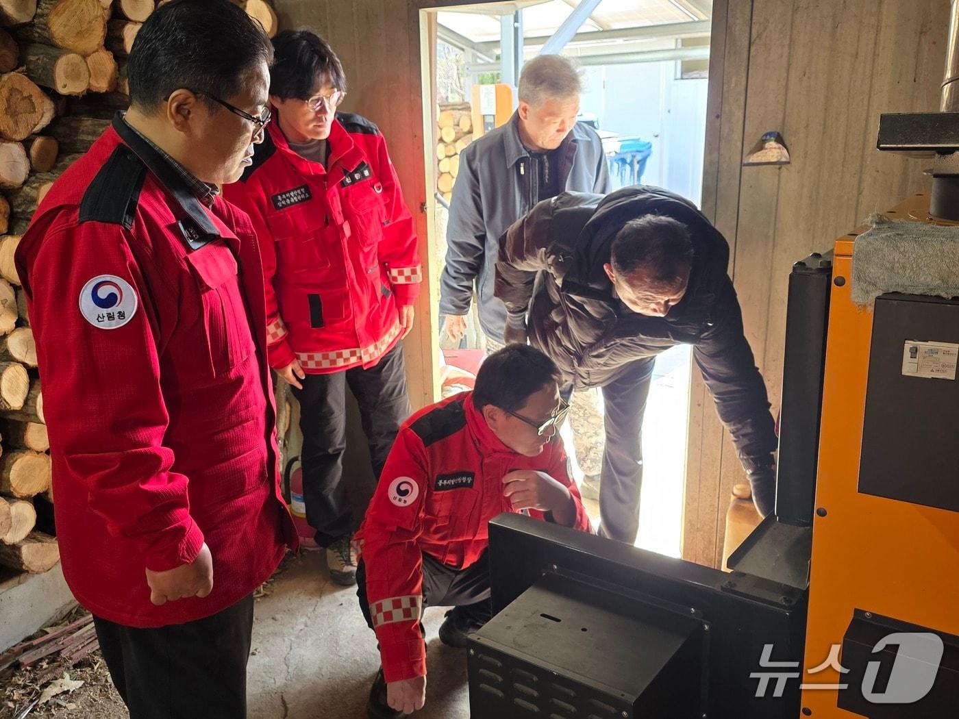 본문 이미지 - 화목보일러 사용 농가를 점검하는 최수천 동부산림청장.(사진 가운데.동부산림청 제공, 재판매 및 DB 금지) 2026.3.6/뉴스1