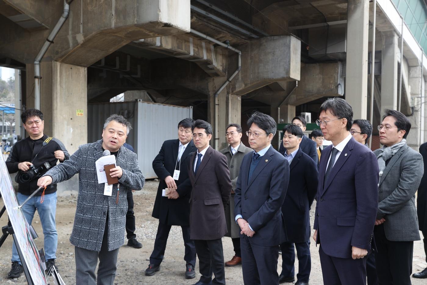 본문 이미지 - 홍지선 국토교통부 2차관(앞줄 오른쪽에서 두번째)이 6일 안산선 초지역∼중앙역 철도지하화통합개발사업 현장을 방문했다(국토교통부 제공).ⓒ 뉴스1