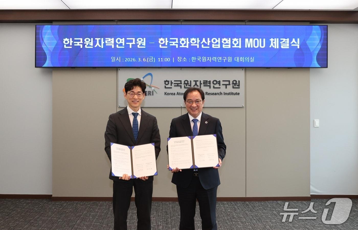 본문 이미지 - 엄찬왕 한국화학산업협회 부회장(사진 왼쪽)과 임인철 한국원자력연구원 부원장(사진 오른쪽)이 6일 한국원자력연구원에서 열린 '석유화학 산업 탄소중립 실현을 위한 고온가스로 활용 기술협력 업무협약' 행사에서 기념촬영을 하고 있다.(한국화학산업협회 제공)