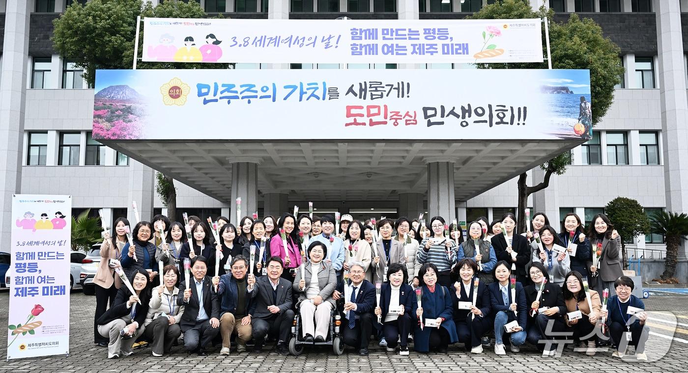 본문 이미지 - 이상봉 제주특별자치도의회 의장이 세계 여성의 날(3월8일)을 이틀 앞둔 6일 오전 제주도의회 의사당 앞에서 여성 공직자들과 함께 기념촬영을 하고 있다.(제주특별자치도의회 제공, 재판매 및 DB 금지)
