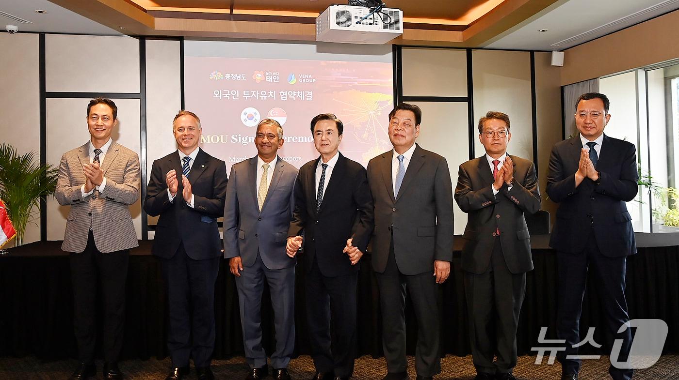 본문 이미지 - 6일 싱가포르에서 투자협약을 맺고 기념촬영을 하고 있다.(태안군 제공. 재판매 및 DB금지)2026.3.6/뉴스1