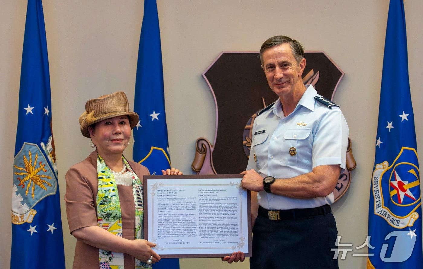 본문 이미지 - 우현의 한미동맹친선협회장은 지난달 27일 미국 인도태평양사령부를 방문해 케빈 브루스 슈나이더 태평양공군사령관에게 한국 이름 '신태우'를 선물했다. 2026.3.6./ⓒ 뉴스1(한미동맹친선협회 제공)