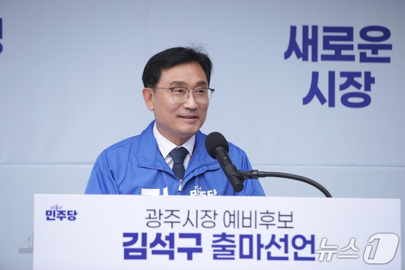 본문 이미지 - 김석구 광주시장 예비후보가 6일 신익희 선생 생가에서 출마를 선언하고 있다.(예비후보 제공)