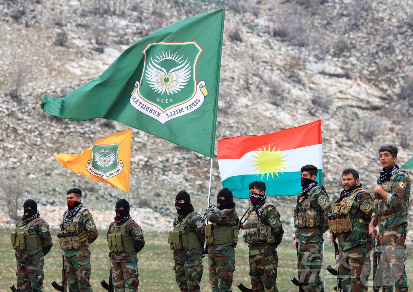 본문 이미지 - 2월 12일(현지시간) 이라크 에르빌 외곽의 기지에서 쿠르디스탄 자유당(PAK) 소속 이란 쿠르드 전투원들이 훈련을 받고 있다. 2026.02.12. ⓒ 로이터=뉴스1