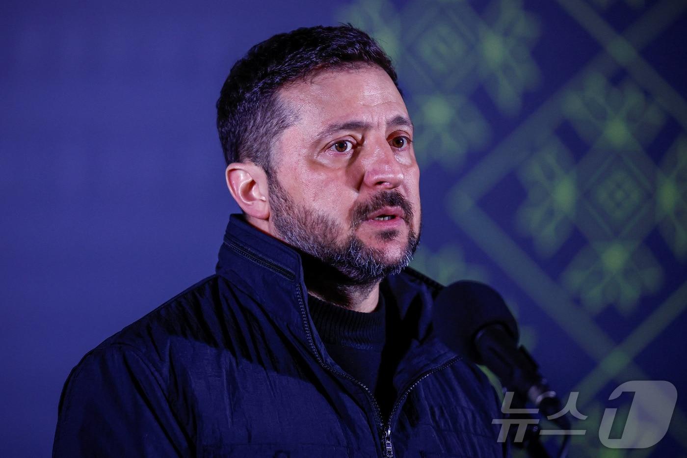 본문 이미지 - 2일(현지시간) 볼로디미르 젤렌스키 우크라이나 대통령이 수도 키이우의 한 모스크에서 무슬림 군인들과 라마단 성월 동안 일몰 후 금식을 해제하는 이프타르 식사를 함께 한 뒤 취재진에 발언하고 있다. 2026.03.02 ⓒ 로이터=뉴스1