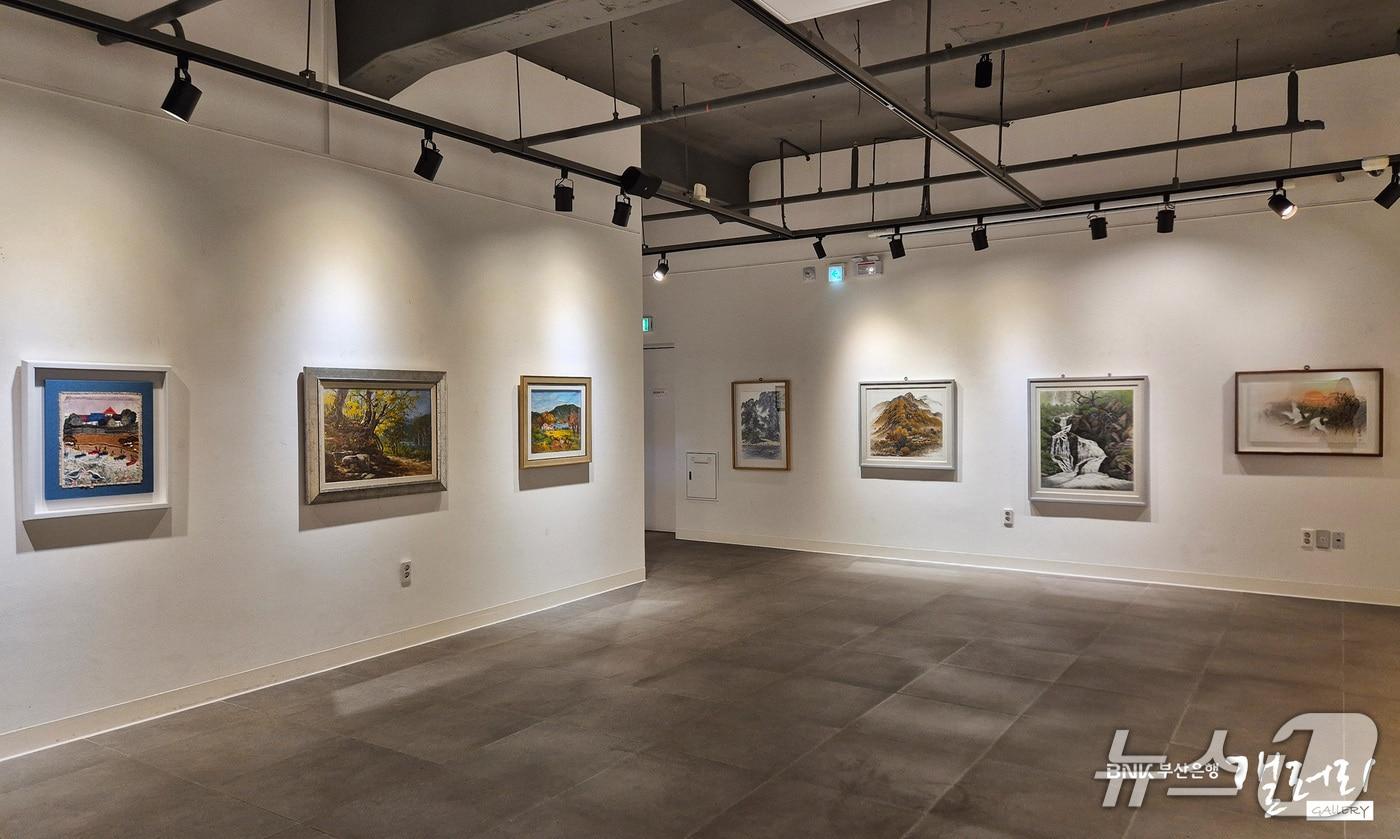 본문 이미지 - 오는 12일까지 열리는 부산중구미술인협회전 모습 (부산은행 제공. 재판매 및 DB금지)