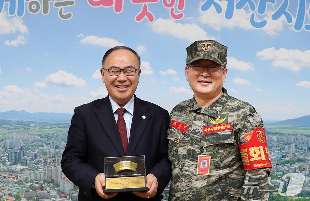 본문 이미지 - 조동식 서산시의회 의장이 지난 5일 사단법인 해병대전우회 충남연합회 서산지회(지회장 김성민)로부터 감사패를 전달받고 기념촬영을 하고 있다.(조동식 의장 제공. 재판매 및 DB금지)2026.3.6/뉴스1