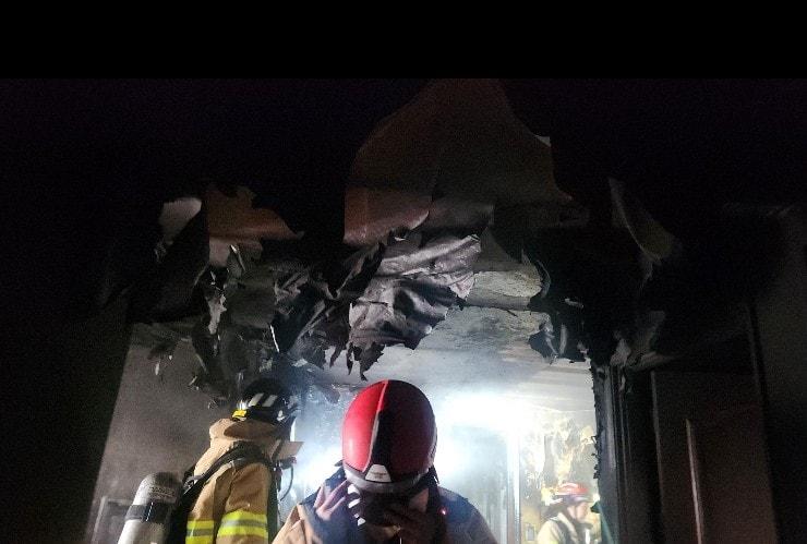 본문 이미지 - 6일 서울 서대문구 홍제동 한 아파트에서 불이 난 모습.(서대문소방서 제공)