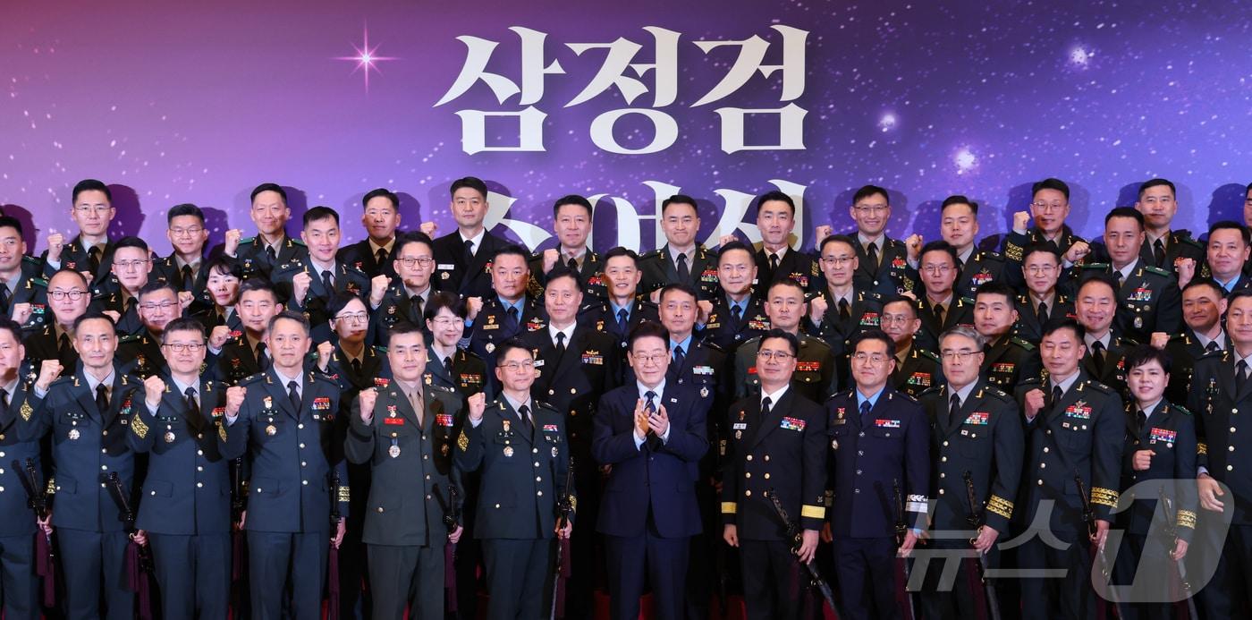 본문 이미지 - 이재명 대통령이 6일 청와대 영빈관에서 열린 2026년 준장 진급 장성 삼정검 수여식에서 진급자들과 기념촬영을 하고 있다. 2026.3.6 ⓒ 뉴스1 허경 기자