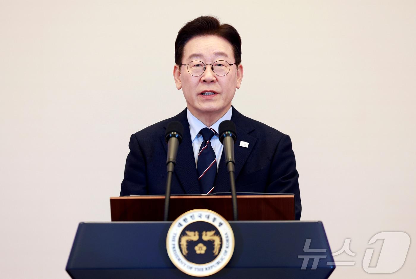 본문 이미지 - 이재명 대통령이 6일 청와대 영빈관에서 열린 2026년 준장 진급 장성 삼정검 수여식에서 격려사를 하고 있다. (청와대통신사진기자단) 2026.3.6 ⓒ 뉴스1 허경 기자