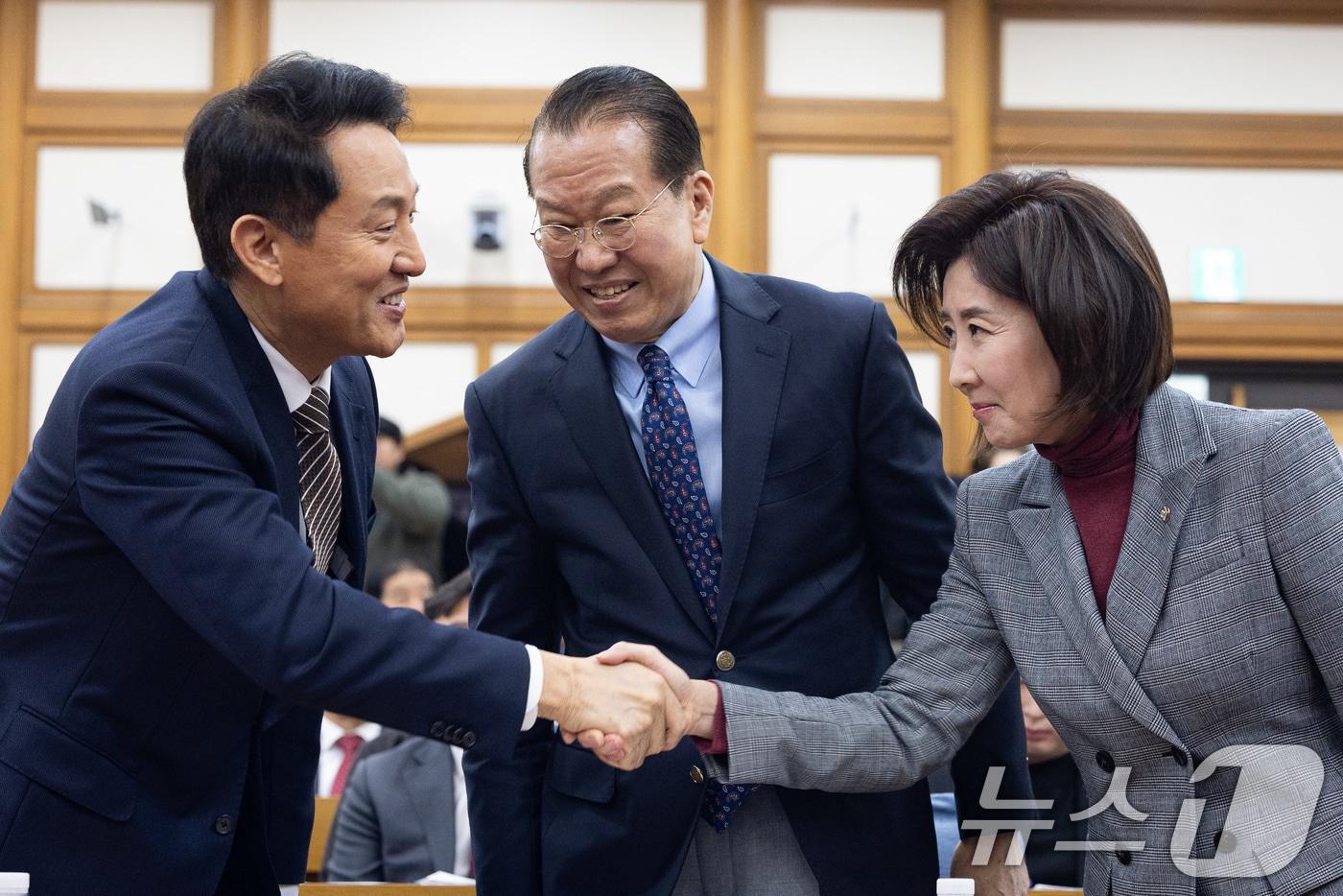 본문 이미지 - 오세훈 서울시장과 나경원 국민의힘 의원이 지난 6일 서울 여의도 국회 의원회관에서 열린 용산국제업무지구 '글로벌 허브' 인가 '거대 베드타운'인가? 주택 1만호 공급 논란과 해법 모색을 위한 정책토론회에서 인사를 하고 있다. 가운데는 권영세 국민의힘 의원. 2026.3.6 ⓒ 뉴스1 유승관 기자