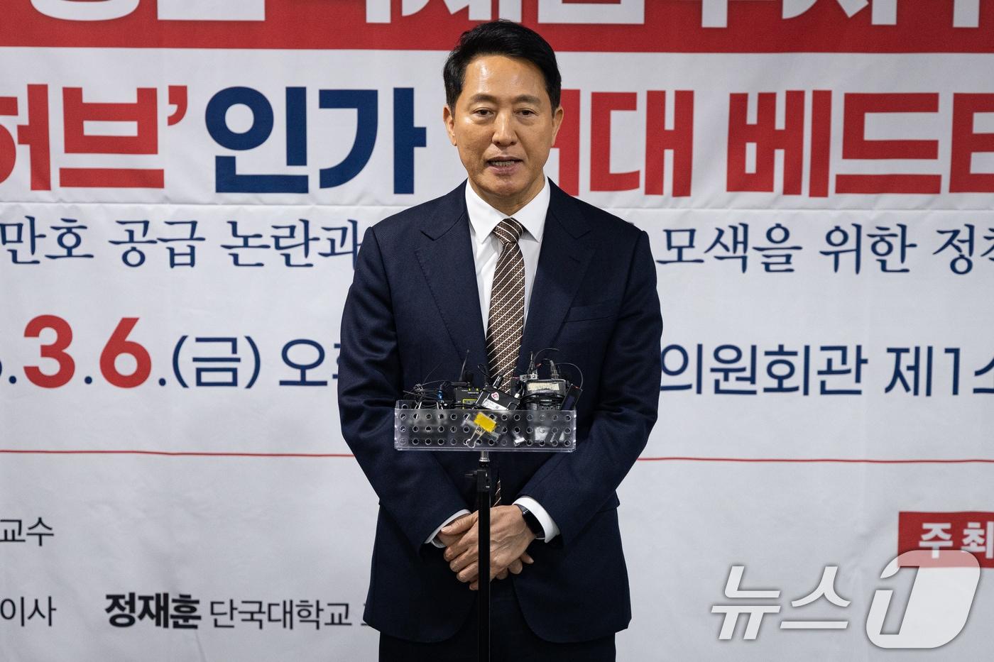 본문 이미지 - 오세훈 서울시장이 6일 서울 여의도 국회 의원회관에서 열린 용산국제업무지구 '글로벌 허브' 인가 '거대 베드타운'인가? 주택 1만호 공급 논란과 해법 모색을 위한 정책토론회 참석 후 현안 관련 취재진 질문에 답하고 있다. 2026.3.6 ⓒ 뉴스1 유승관 기자