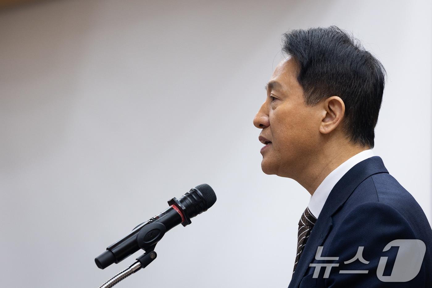 본문 이미지 - 오세훈 서울시장이 6일 서울 여의도 국회 의원회관에서 열린 용산국제업무지구 '글로벌 허브' 인가 '거대 베드타운'인가? 주택 1만호 공급 논란과 해법 모색을 위한 정책토론회에서 개회사를 하고 있다. 2026.3.6 ⓒ 뉴스1 유승관 기자