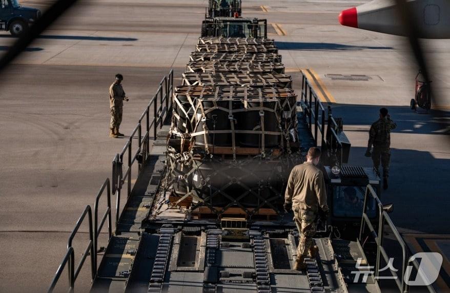 본문 이미지 - 2025년 12월 16일 미 네바다주 넬리스 공군 기지에서 '페이브웨이' 유도폭탄 키트가 하역 절차를 진행했다. (미 공군 제공)