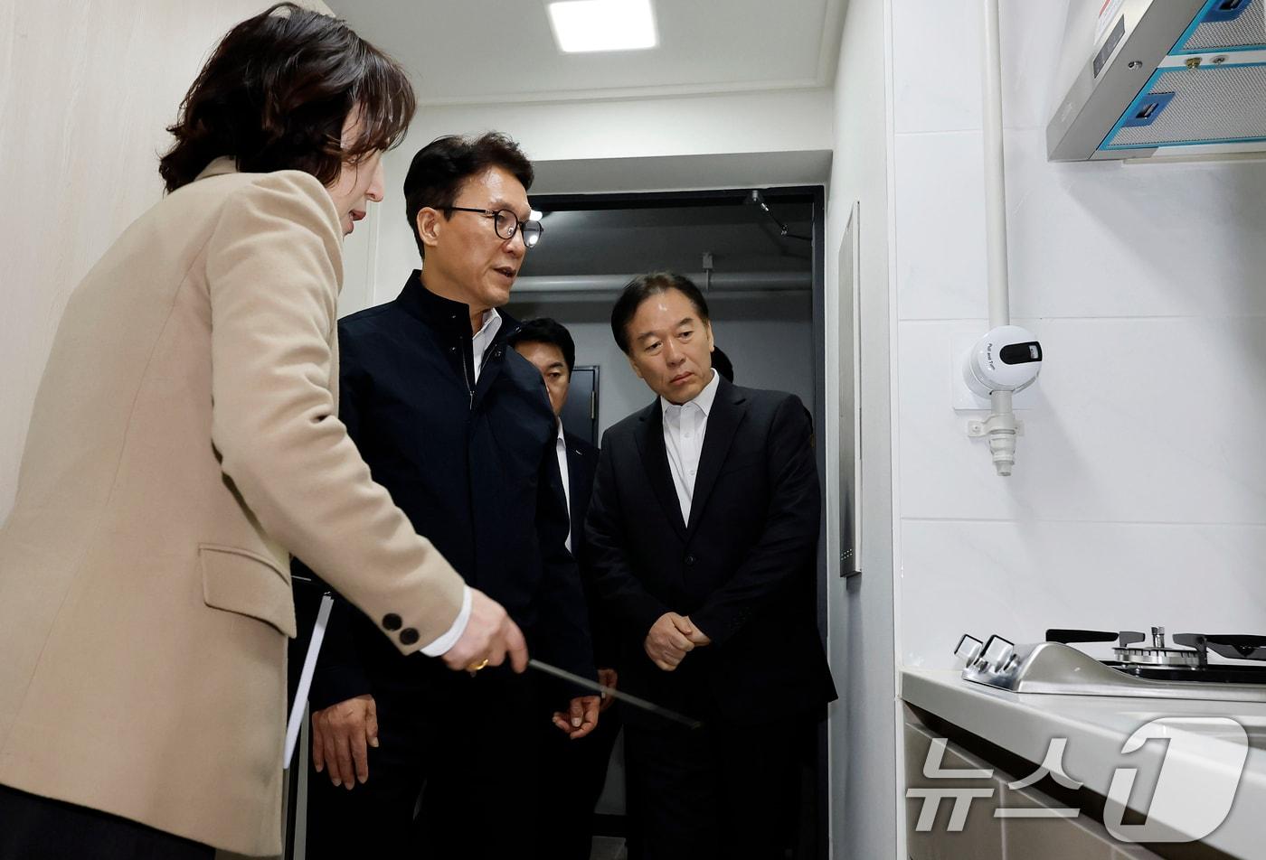 본문 이미지 - 김민석 국무총리가 6일 오후 서울 관악구 청년 공공임대주택(행복주택)에서 '젊은 한국 투어' 청년 공공임대주택 거주 청년과의 만남에 앞서 주택을 둘러보고 있다. 2026.3.6 ⓒ 뉴스1 김명섭 기자