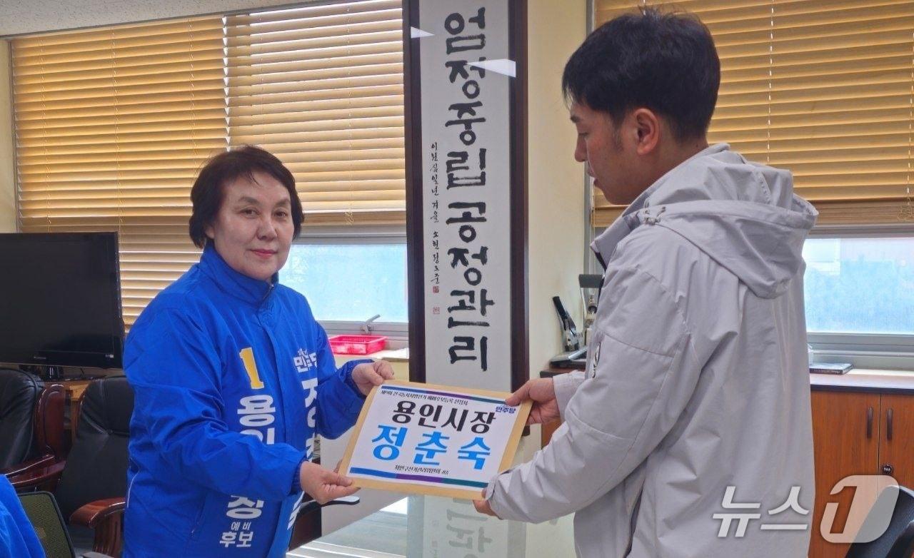 본문 이미지 - 정춘숙 전 국회의원이 6일 처인구 선거관리위원회에서 용인시장 예비후보 등록을 하고 있다.(예비후보 제공)