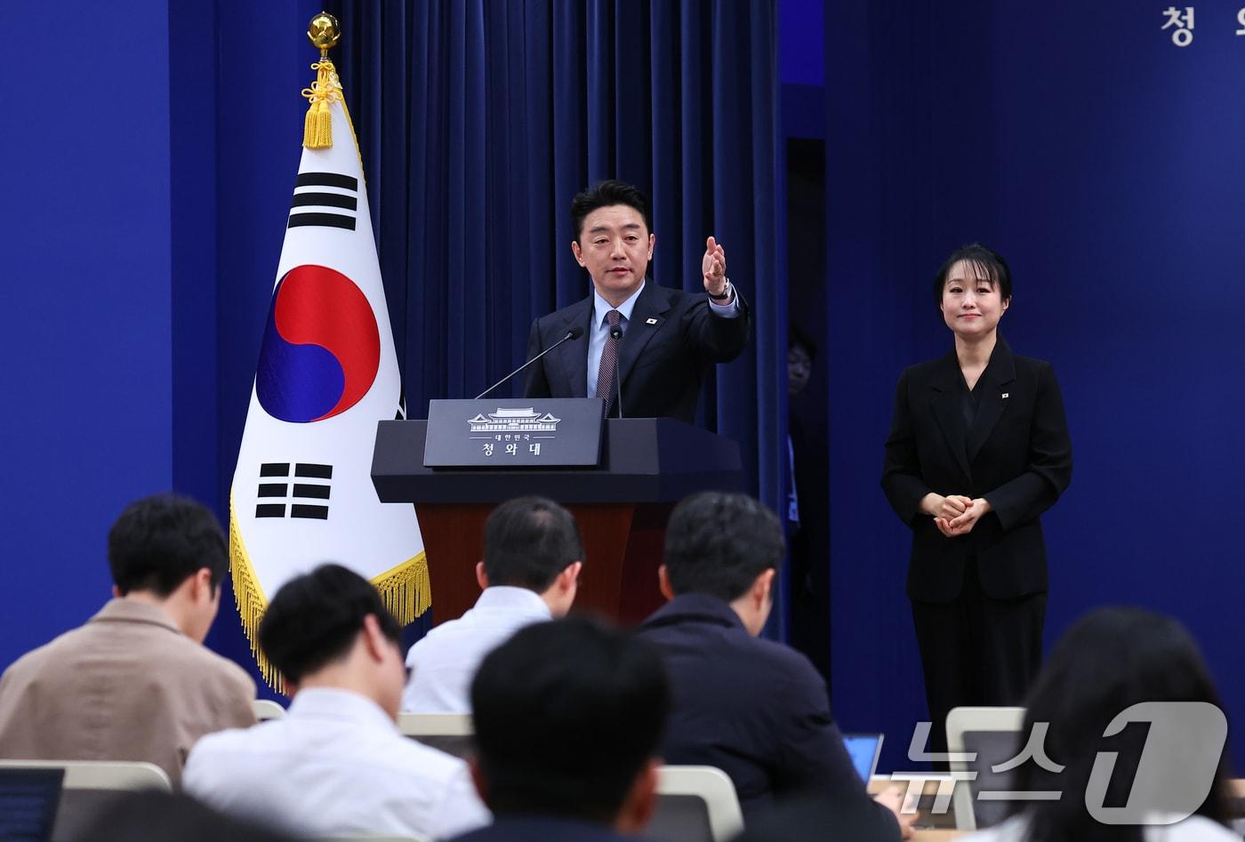 본문 이미지 - 강훈식 대통령 비서실장이 지난달  6일 청와대 춘추관에서 UAE 체류 국민 귀국 지원 및 원유 확보 관련 브리핑을 하고 있다. 2026.3.6 ⓒ 뉴스1 허경 기자