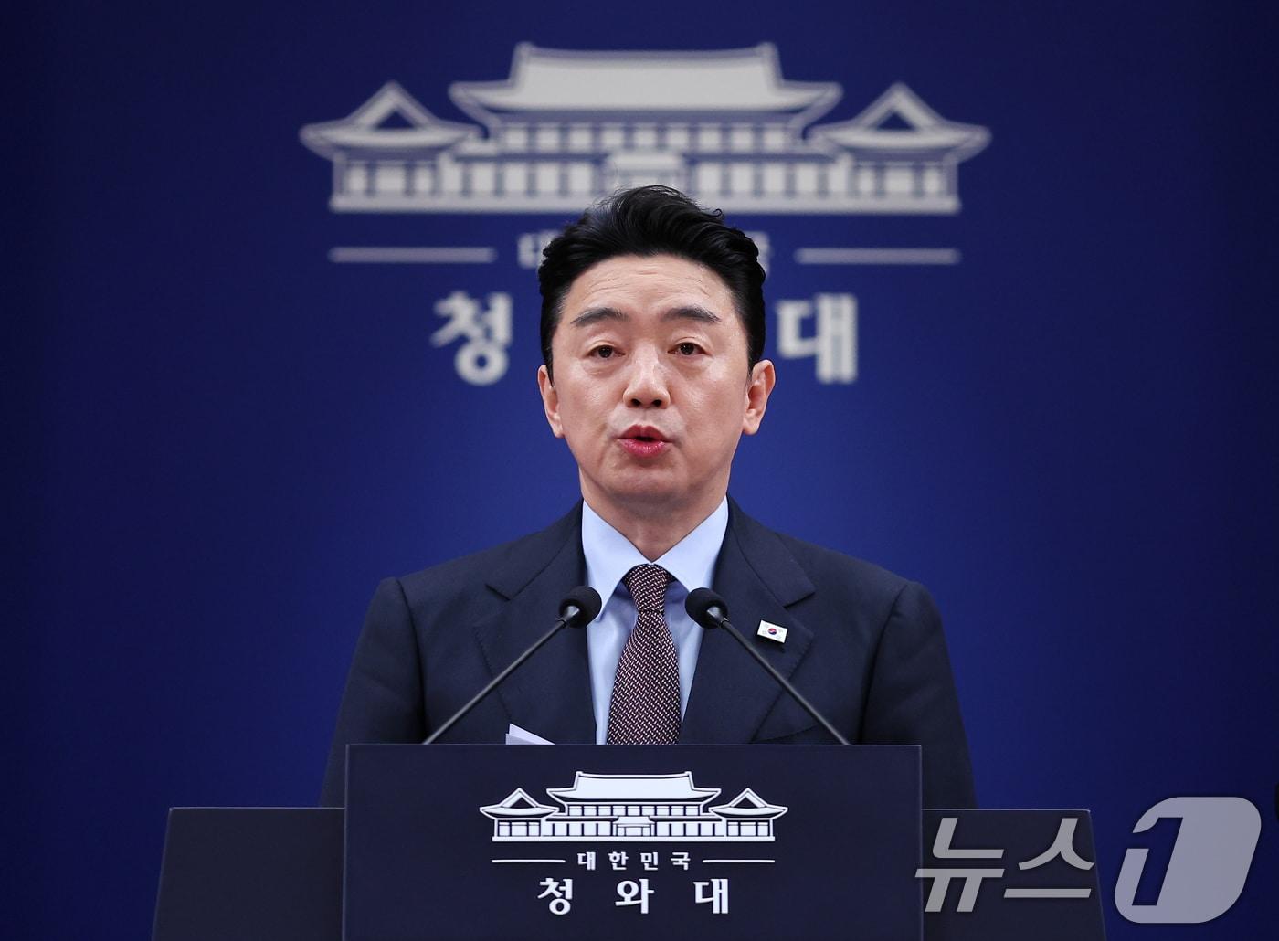 본문 이미지 - 강훈식 대통령 비서실장이 6일 청와대 춘추관에서 UAE 체류 국민 귀국 지원 및 원유 확보 관련 브리핑을 하고 있다. 2026.3.6 ⓒ 뉴스1 허경 기자