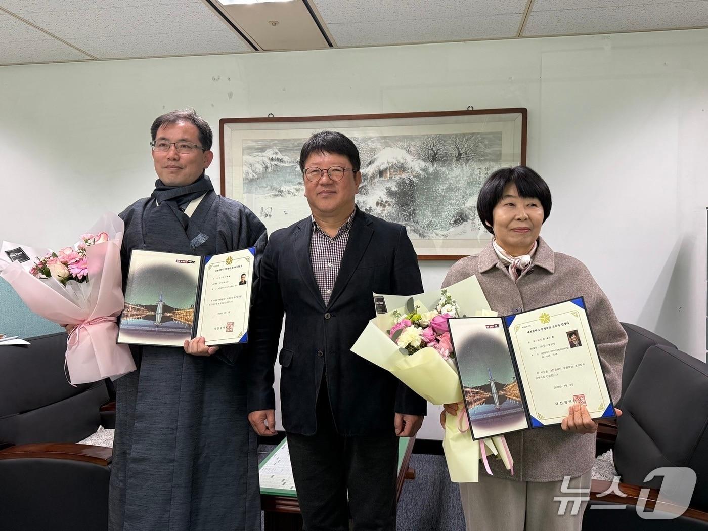 본문 이미지 - 박승원(가운데) 대전시 문화예술관광국장이 6일 초고장, 국화장 보유자에게 증서를 수여했다. (시 제공) / 뉴스1