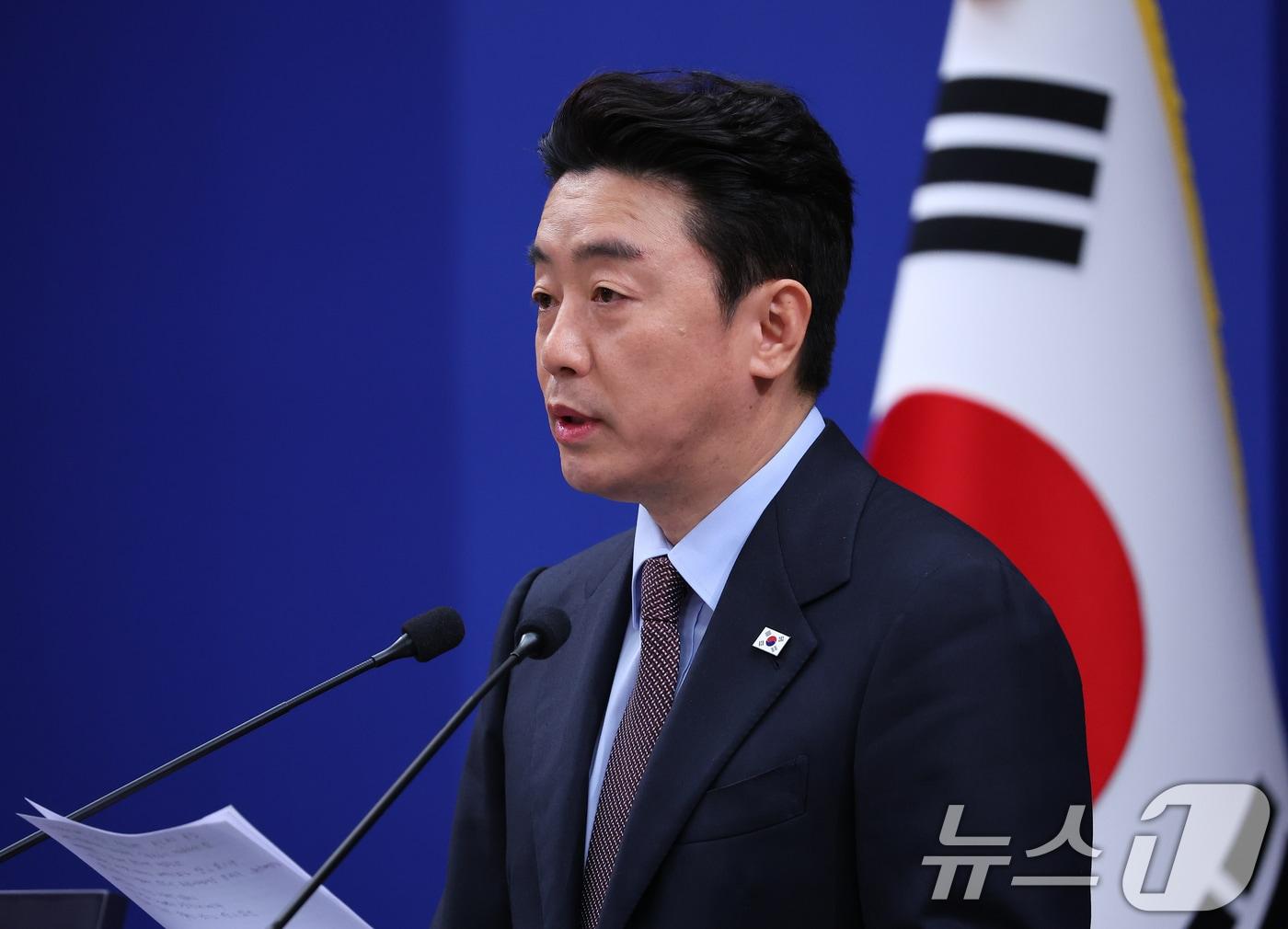 본문 이미지 - 강훈식 대통령 비서실장이 6일 청와대 춘추관에서 UAE 체류 국민 귀국 지원 및 원유 확보 관련 브리핑을 하고 있다. 2026.3.6 ⓒ 뉴스1 허경 기자