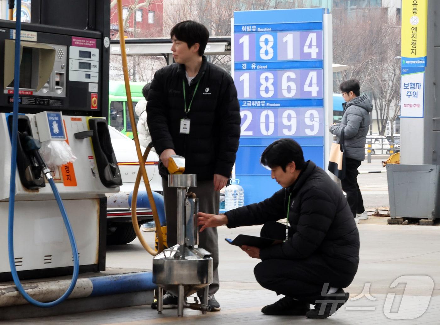본문 이미지 - 정부가 국제유가 상승 국면을 틈탄 가격 담합이나 매점매석 등 불법 행위에 대해 엄정 단속에 나서겠다고 밝힌 6일 오후 서울의 한 주유소에서 지자체 및 한국석유관리원 관계자들이 가격표지판과 정량검사를 하고 있다. 2026.3.6 ⓒ 뉴스1 김진환 기자