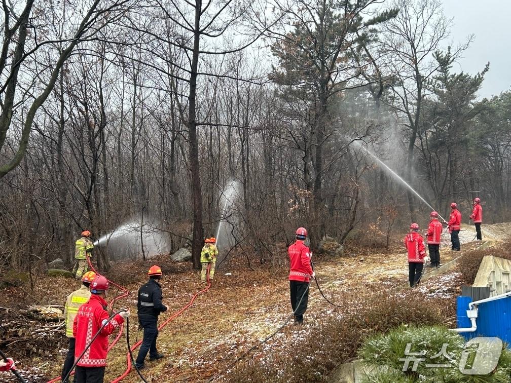 본문 이미지 - 계룡시는 6일 건조한 봄철 대형 산불에 대비해 2026년 산불 진화 통합훈련을 실시했다. (계룡시 제공.재판매 및 DB 금지)/뉴스1