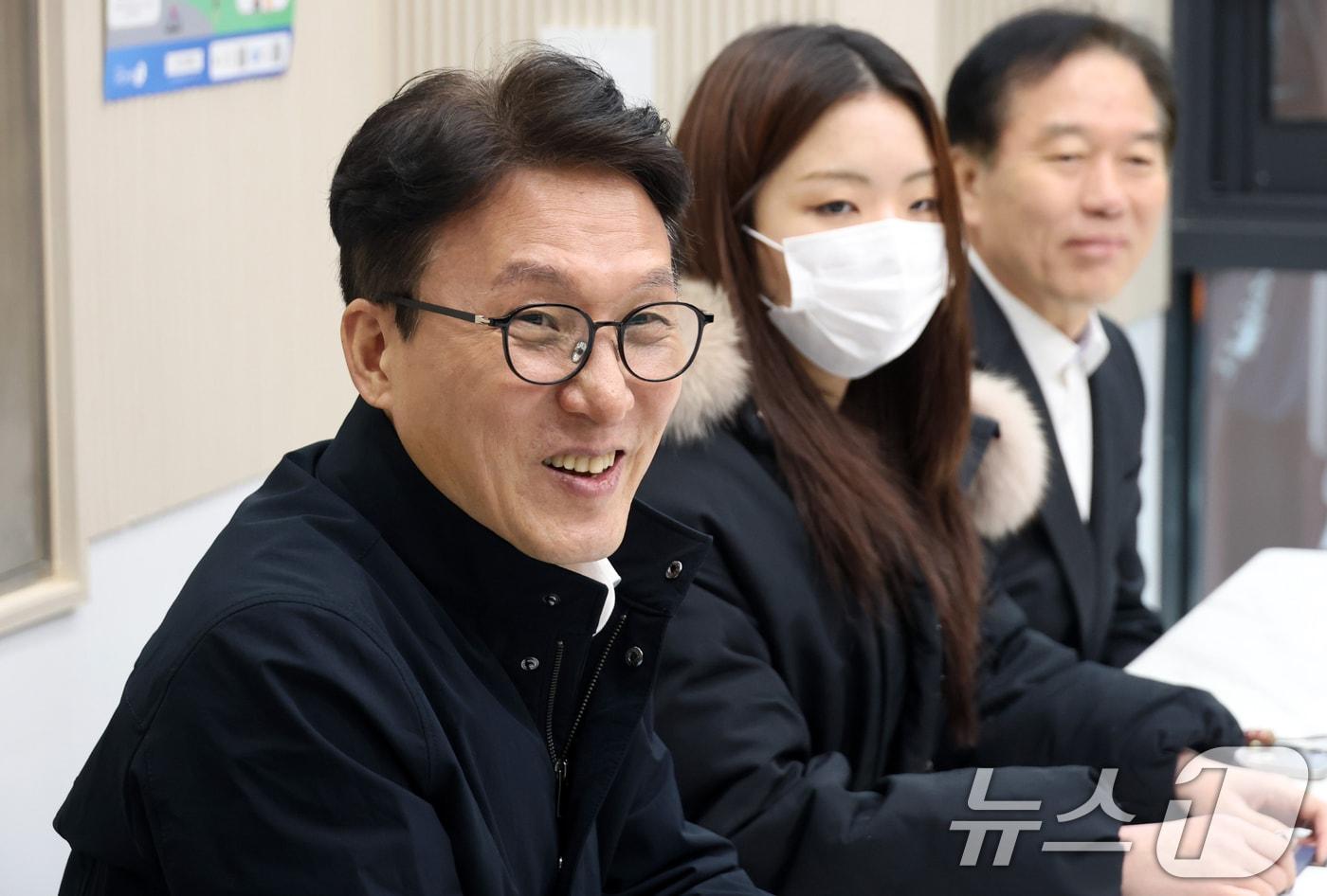 본문 이미지 - 김민석 국무총리가 6일 오후 서울 관악구 청년 공공임대주택(행복주택)에서 열린 '젊은 한국 투어' 청년 공공임대주택 거주 청년과의 간담회에서 발언하고 있다. 2026.3.6 ⓒ 뉴스1 김명섭 기자