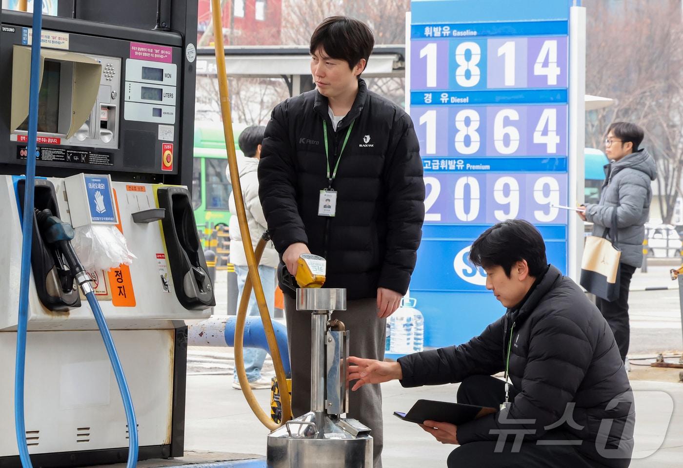 본문 이미지 - 정부가 국제유가 상승 국면을 틈탄 가격 담합이나 매점매석 등 불법 행위에 대해 엄정 단속에 나서겠다고 밝힌 6일 오후 서울의 한 주유소에서 지자체 및 한국석유관리원 관계자들이 가격표지판과 정량검사를 하고 있다. 2026.3.6 ⓒ 뉴스1 김진환 기자
