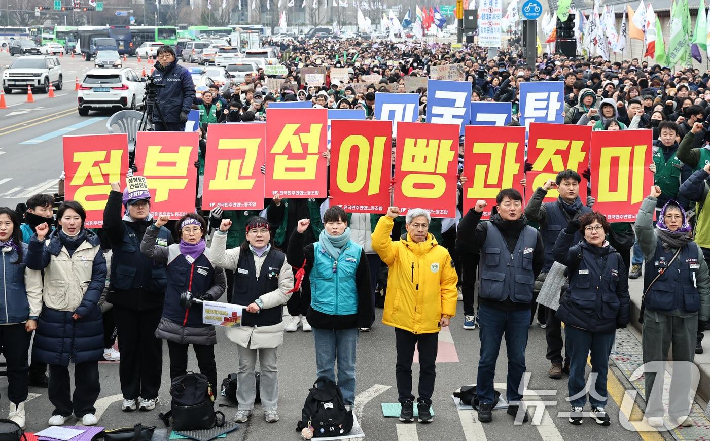 본문 이미지 - 민주노총 조합원들이 6일 오후 서울 종로구 광화문 동십자각에서 열린 3.8 세계 여성의 날 전국노동자대회에서 구호를 외치고 있다. 2026.3.6 ⓒ 뉴스1 최지환 기자