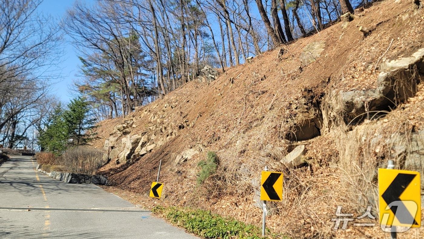 본문 이미지 - 충북 청주 상당산성 옛길 붕괴사면.2026.3.3/뉴스1 임양규 기자