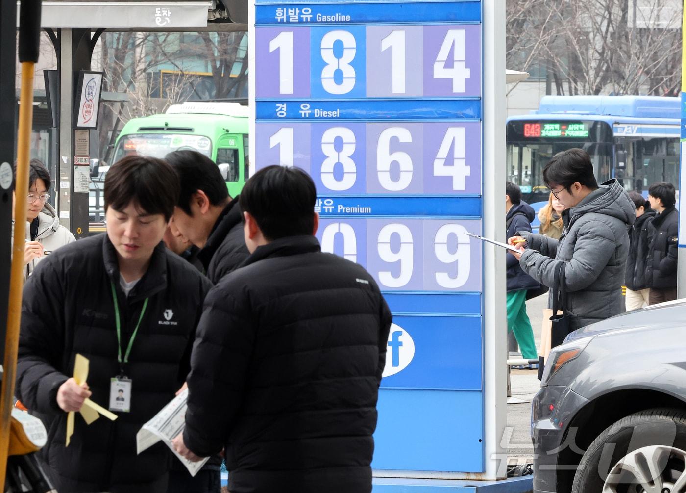 본문 이미지 - 정부가 국제유가 상승 국면을 틈탄 가격 담합이나 매점매석 등 불법 행위에 대해 엄정 단속에 나서겠다고 밝힌 6일 오후 서울의 한 주유소에서 한국석유관리원 직원들과 지자체 환경과 공무원들이 휘발유와 경유 정량 점검과 가격표 점검을 하고 있다. 2026.3.6 ⓒ 뉴스1 김진환 기자