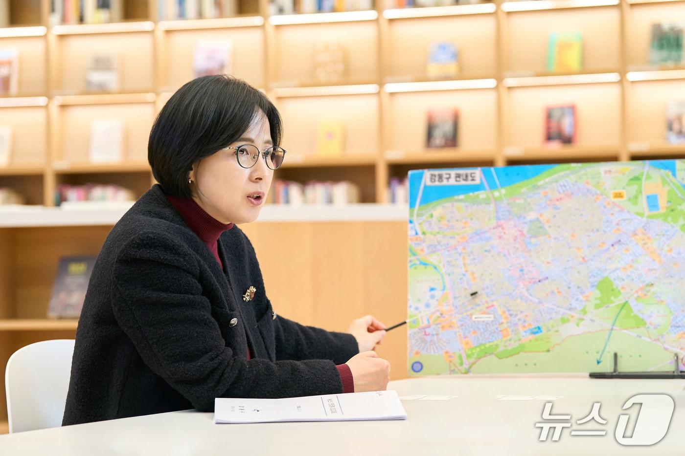 본문 이미지 - 이수희 강동구청장이 3일 강동숲속도서관에서 뉴스1과 인터뷰를 하고 있다. ⓒ 뉴스1