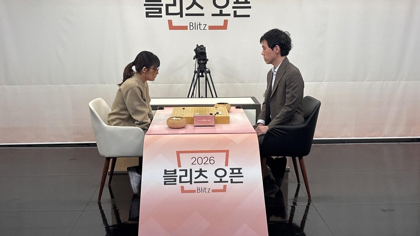 본문 이미지 - 김주아 4단을 꺾고 4강에 오른 이창호 9단(오른쪽)(한국기원 제공) 