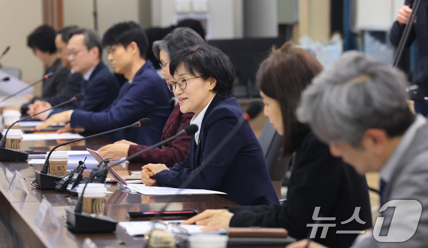 본문 이미지 - 원민경 성평등가족부 장관이 6일 서울 종로구 정부서울청사에서 열린 형사미성년자(촉법소년) 사회적 대화협의체 회의에서 모두발언을 하고 있다. 2026.3.6 ⓒ 뉴스1 임세영 기자