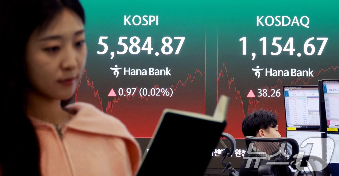 본문 이미지 - 6일 서울 중구 하나은행 본점 딜링룸 전광판에 종가가 표시되고 있다. 이날 코스피 지수는 전일대비 0.97p(0.02%) 오른 5584.87에 코스닥은 전일 대비 38.26p(3.43%) 오른 1154.67에 장을 마감했다. 2026.3.6 ⓒ 뉴스1 이호윤 기자