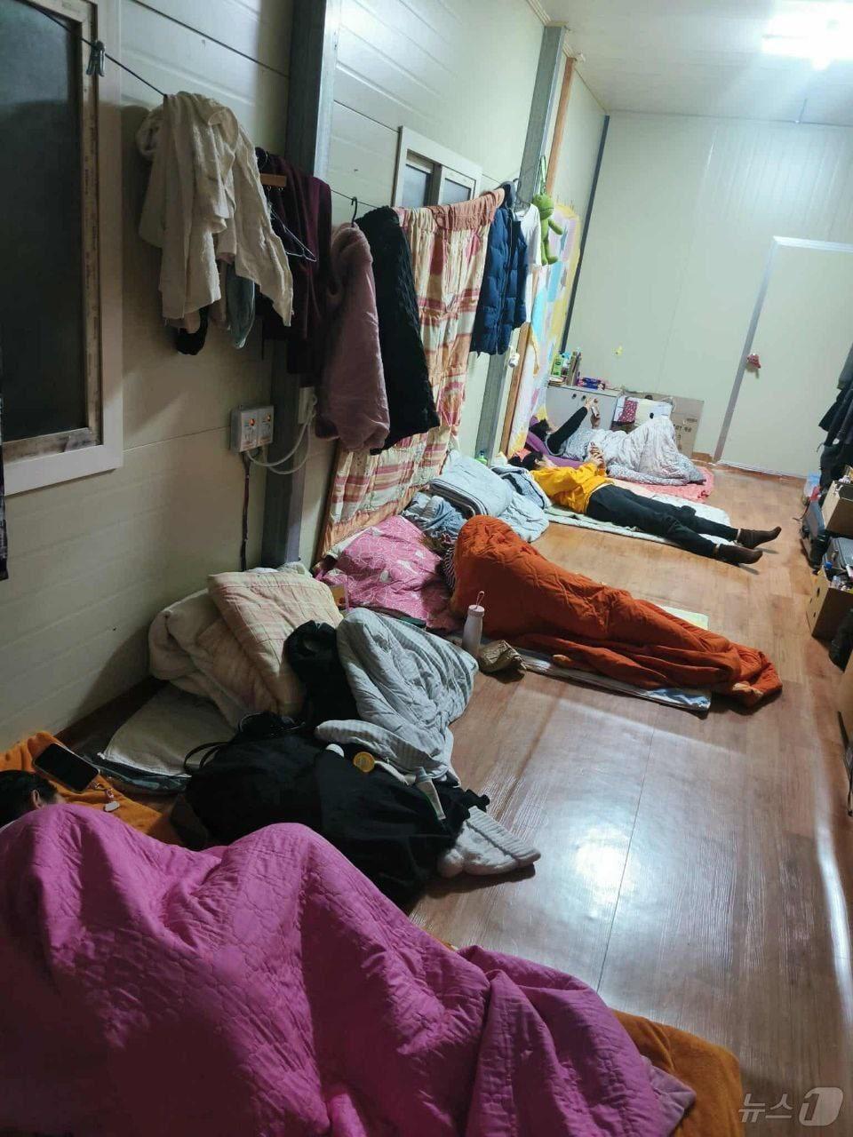 본문 이미지 - 계절노동자 15명이 함께 생활해온 고흥 굴양식장 기숙사 내부의 모습. (전남이주노동자인권네트워크 제공. 재판매 및 DB 금지) ⓒ 뉴스1 박지현 기자