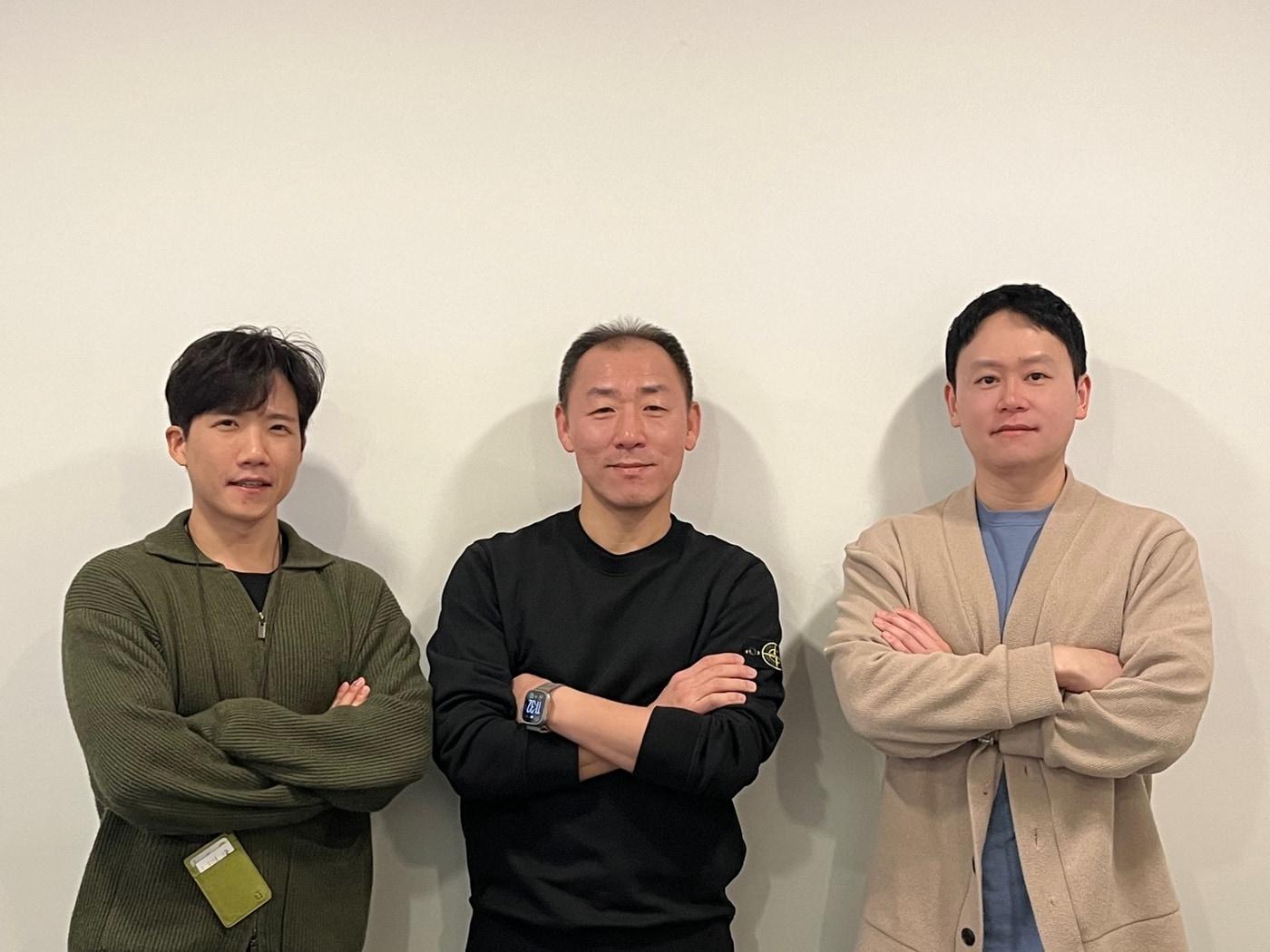 본문 이미지 - GS리테일 홈쇼핑BU 소속의 정재현 영상제작1팀장(가운데), 김상범 영상제작1팀 매니저(왼쪽), 임은택 영상아트팀 매니저(오른쪽)이 포즈를 취하고 있다.(GS리테일 제공)