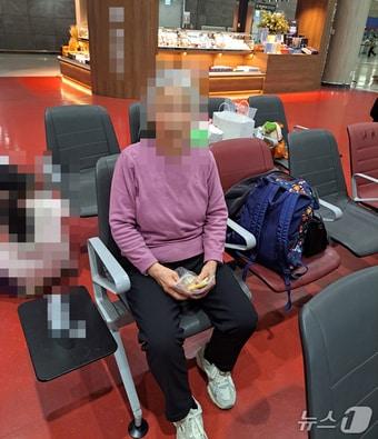 본문 이미지 - 지난 3일 가족의 실종신고 후 제주국제공항에서 발견된 70대.(제주경찰청 제공. 재판매 및 DB 금지)