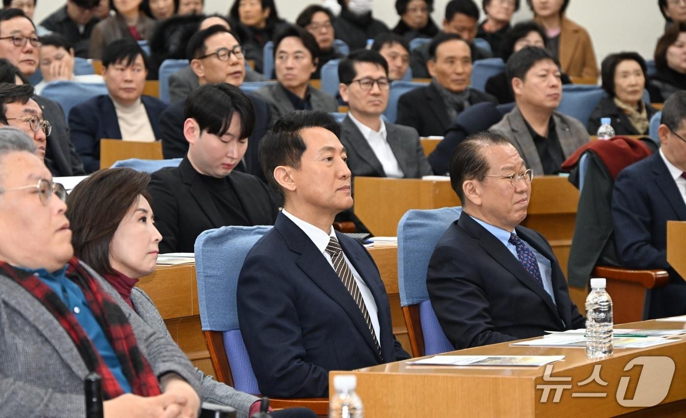 본문 이미지 - 오세훈 서울시장이 6일(금) 국회 의원회관에서 열린 용산국제업무지구 관련 정책토론회에 참석했다.