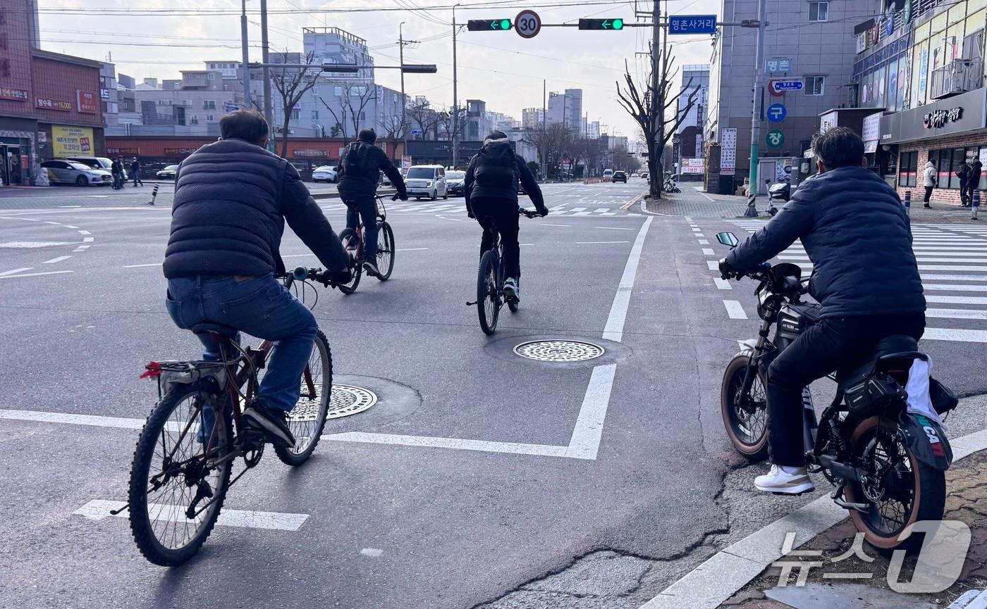 본문 이미지 - 6일 울산 북구 명촌 정문 앞 교차로에서 시민들이 자전거를 타고 퇴근하고 있다.2026.3.6.ⓒ 뉴스1 김세은 기자