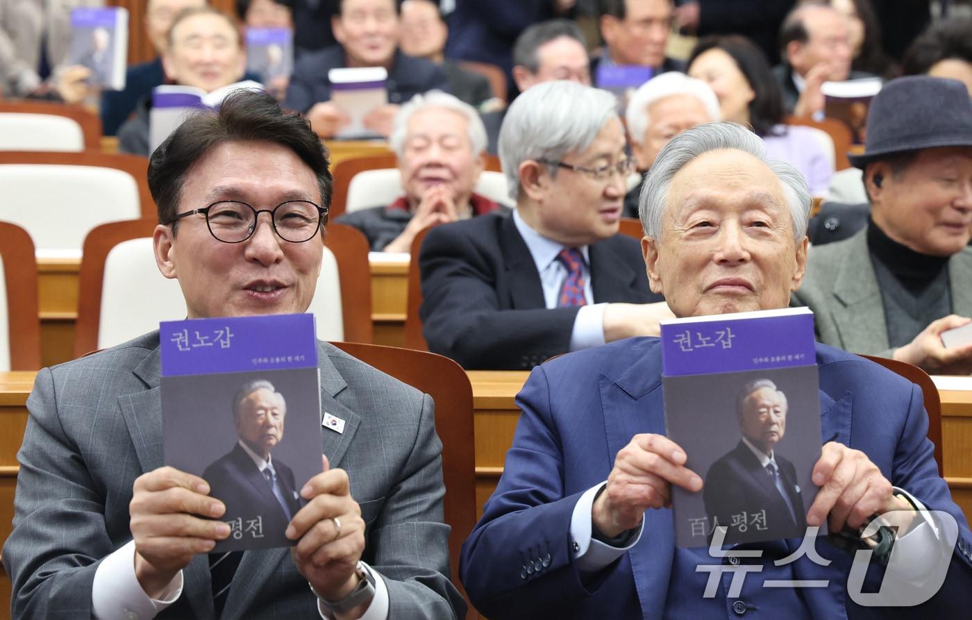 본문 이미지 - 김민석 국무총리가 6일 서울 여의도 국회박물관에서 열린 권노갑 김대중재단 이사장의 ‘백인평전’ 출판기념회에서 기념 촬영을 하고 있다. 2026.3.6 ⓒ 뉴스1 신웅수 기자