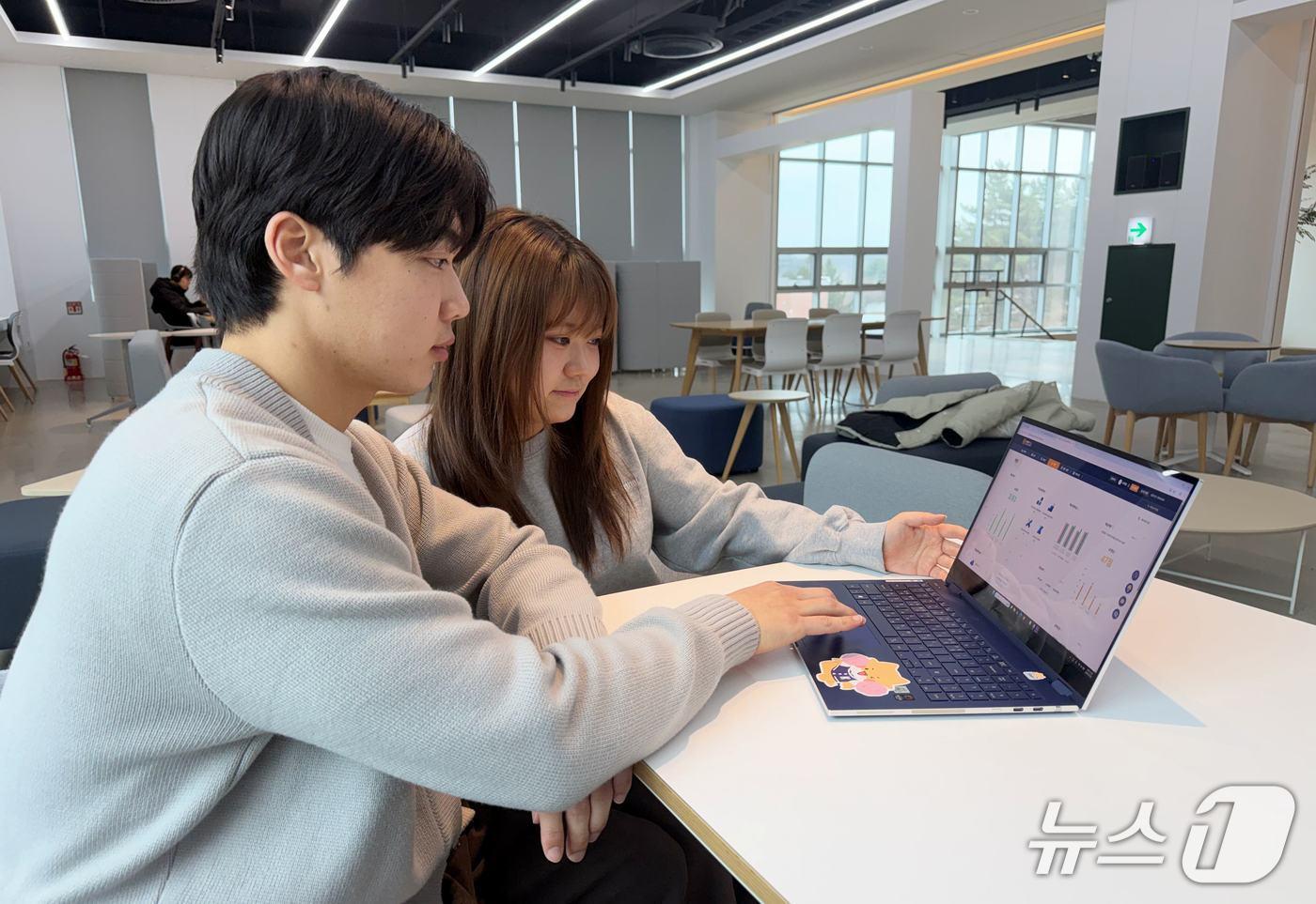 본문 이미지 - 한기대 학생이 학교가 자체 개발한 학생 맞춤형 학습·성장지원 플랫폼을 이용하고 있다. (한기대 제공. 재판매 및 DB금지)