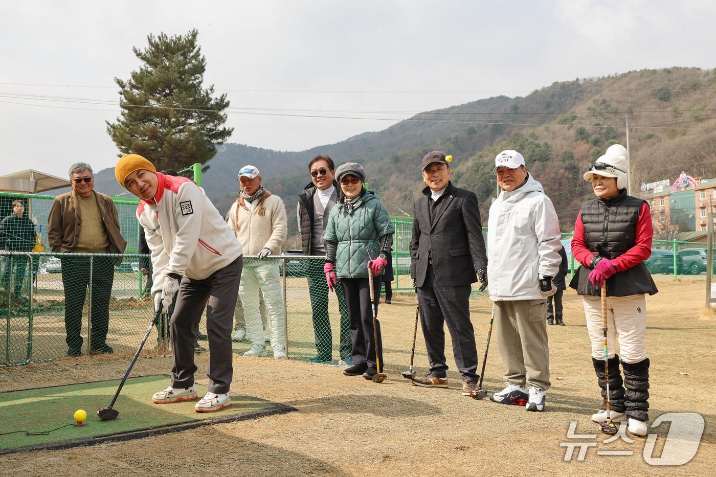 본문 이미지 - 춘천 서면 파크골프장 찾은 김진태 강원특별자치도지사.(강원도 제공. 재판매 및 DB금지)/뉴스1